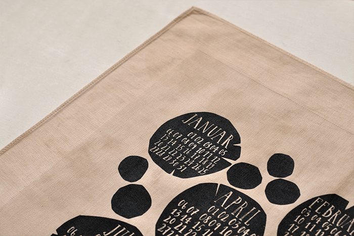 bastisRIKE handbedruckter Textilkalender, teegefärbt