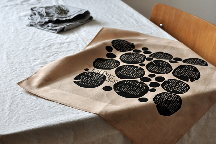 bastisRIKE handbedruckter Textilkalender, teegefärbt