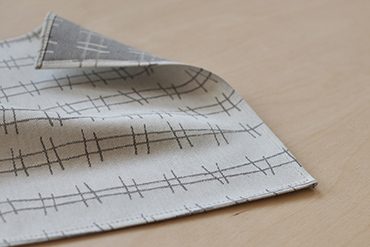 bastisRIKEs Taschentuch-Kollektion wird in Deutschland aus 100% Biobaumwolle gewebt und konfektioniert. Sie sind mit 25 x 25 cm kleinformatig, sodass sie gefaltet auch ohne aufzutragen in die Hosentasche passen.