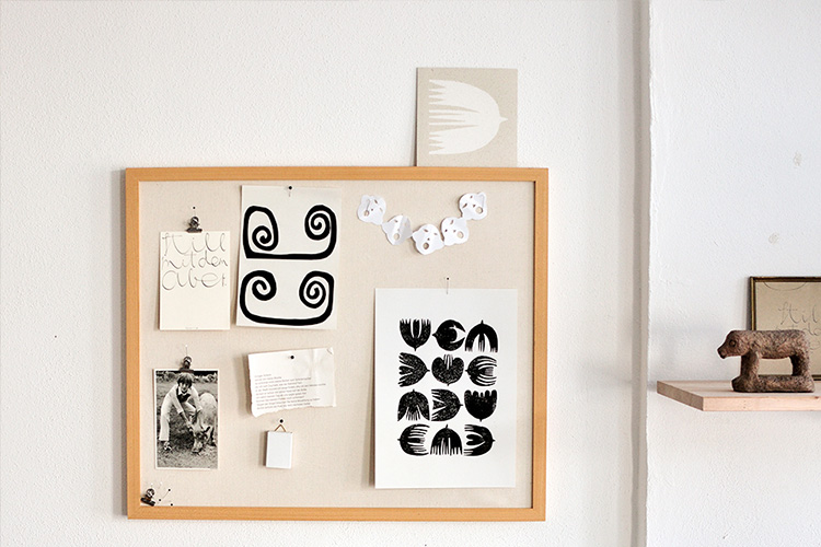 bastisRIKEs Pinnwand - ein DIY aus Bilderrahmen, Papprückwand und Leinen