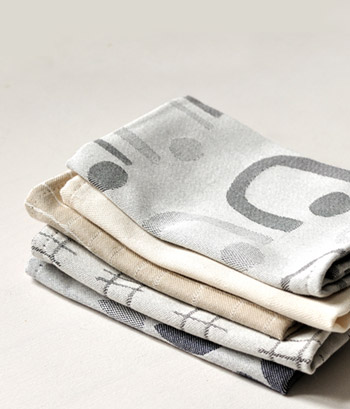 bastisRIKEs handkerchief collection is woven in Germany from 100% organic cotton and made up. They are small-format with 25 x 25 cm, so that they fit folded, they fit in your pocket without being too bulky. Not too thin, so they can take more than one blow. And designed in such a way, that it is a pleasure to use them. You have the choice between six motifs in three colors each: #ChooseReuse and #LessWaste! 