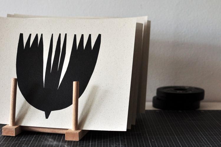 Linocut 2in1: FLOWERBIRD.02 (21 x 21 cm) - black on grass paper
