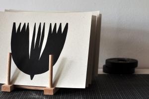 Mobile Preview: Linocut 2in1: FLOWERBIRD.02 (21 x 21 cm) - black on grass paper